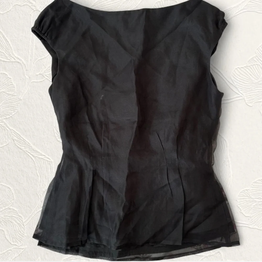 NWT Vintage Nikki Valenti Women’s black 100% Silk top with floral detail size S - Picture 2 of 4